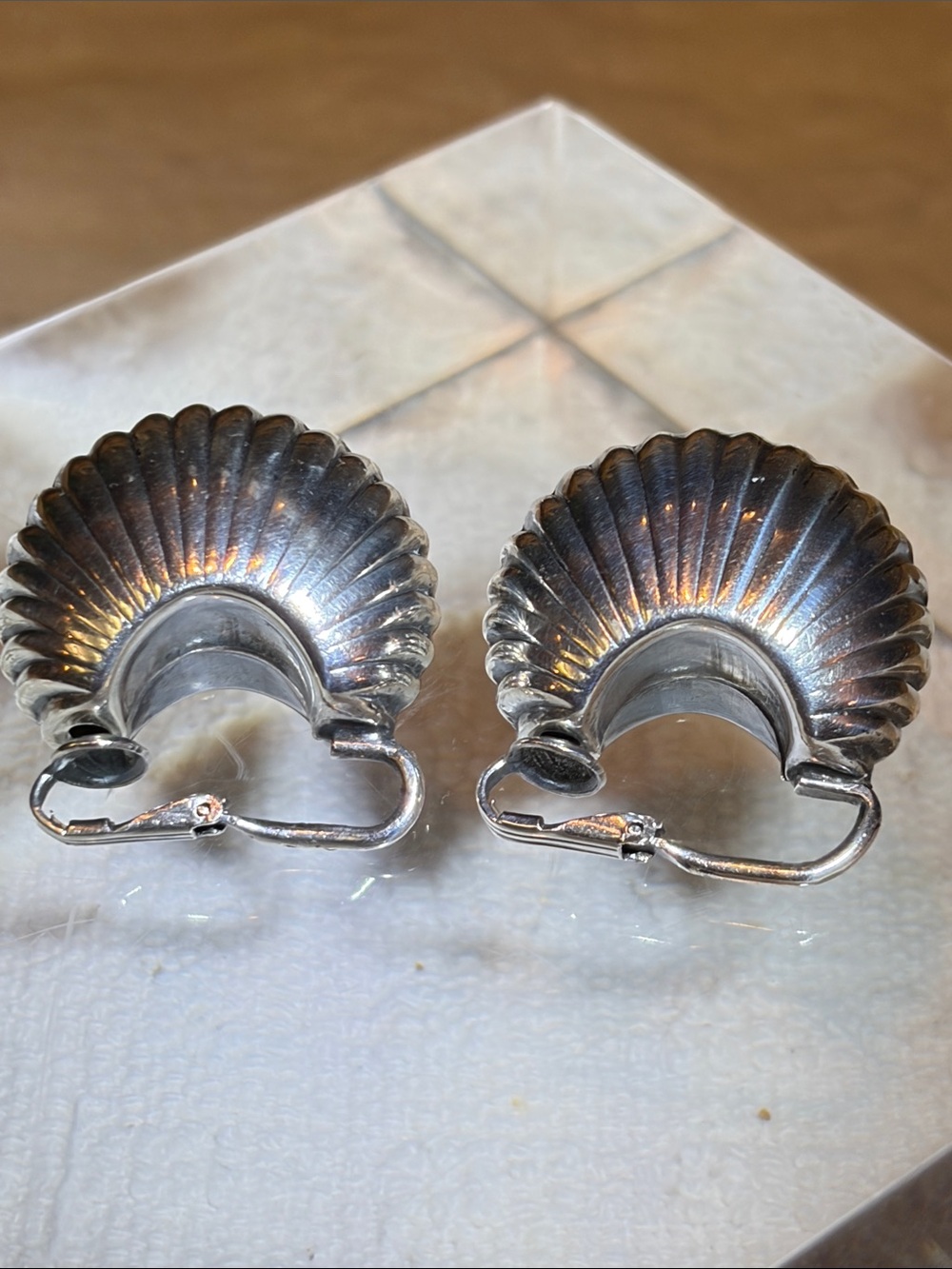 VTG 60โs Classic Sterling Silver Puffed Ribbed Shrimp Hoop Clip-On Earrings - Picture 3 of 6